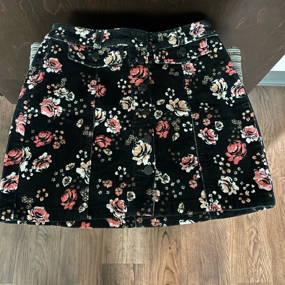 SO black floral mini skirt. Size 7/28. New never worn. Non smoking home